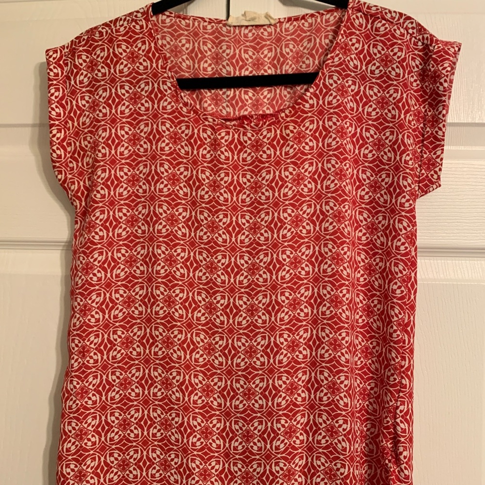 White and red patterned boxy flowy top.